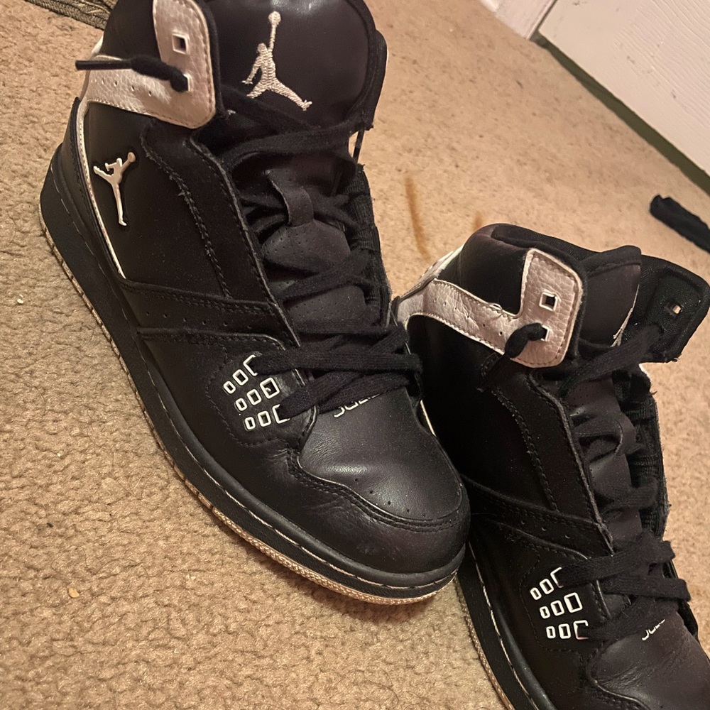 black jordans 5y /6.5-7 women